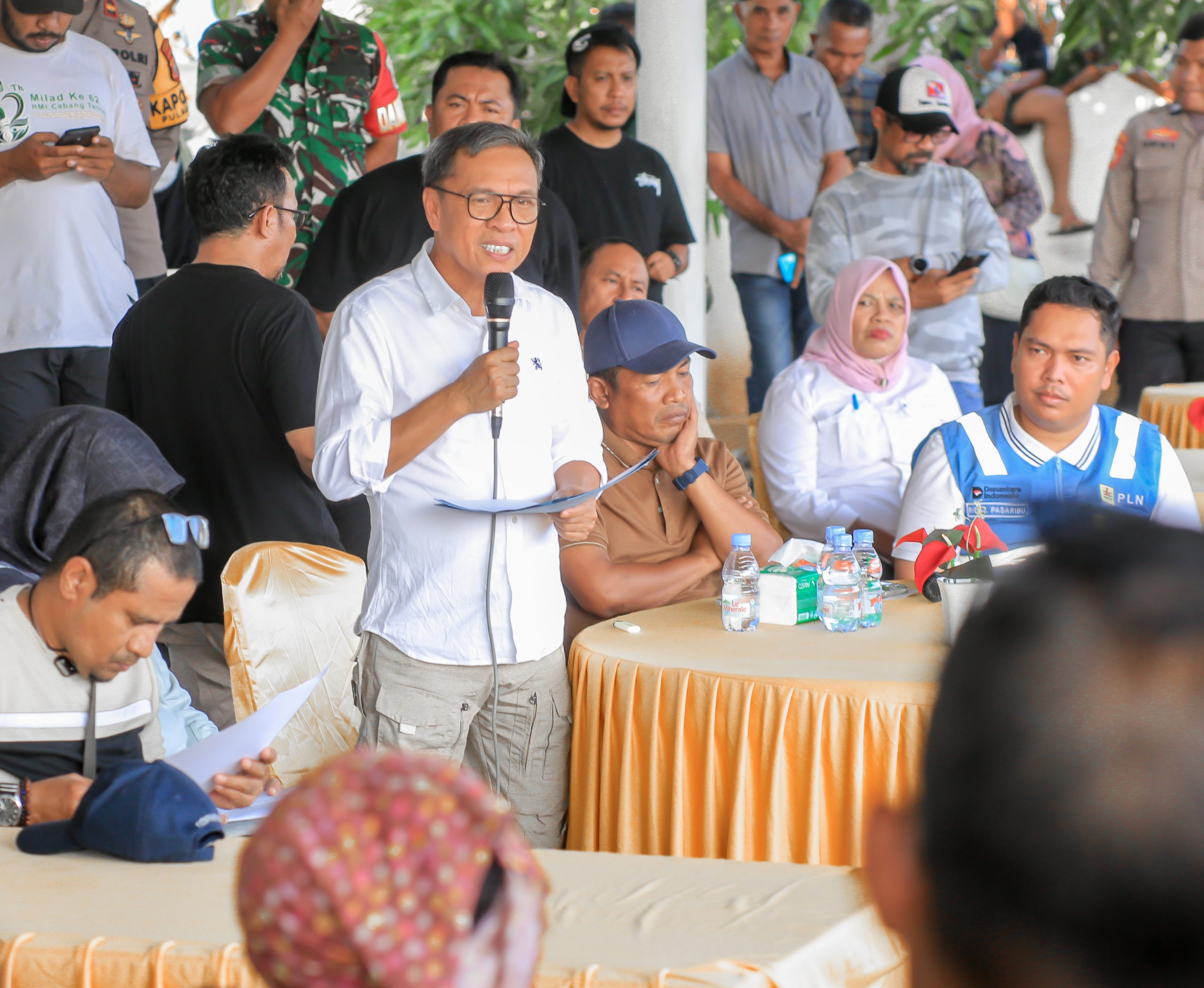 Bupati Halteng Ikram Malan Sangadji memberikan arahan saat dialog terbuka bersama warga Pulau Gebe, Kamis (24/9/2026). (Foto: Supriansyah Nurdin)