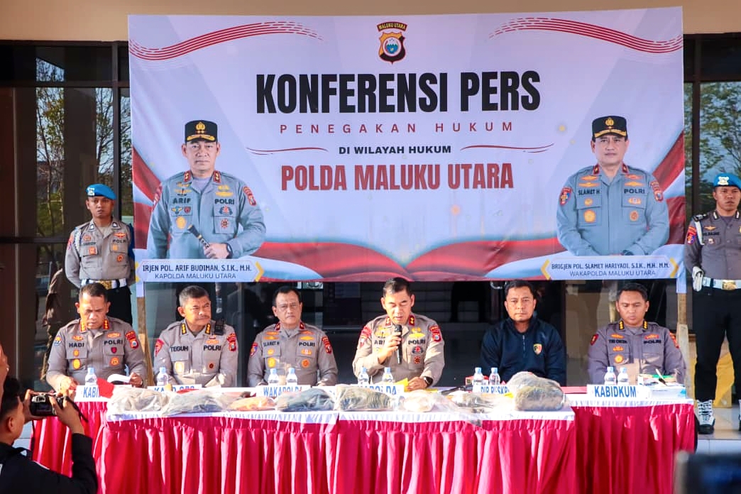 Konferensi pers penanganan kasus pembunuhan di Halmahera Tengah yang digelar Polda Maluku Utara di Mapolda Malut, Sofifi, Kamis (24/9/2026). (Foto: Humas Polda Malut)