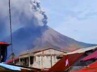 Bukan Cuma Anak Krakatau! Empat Gunung Berstatus Siaga, Zona Bahaya Dilarang Didekati