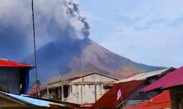 Bukan Cuma Anak Krakatau! Empat Gunung Berstatus Siaga, Zona Bahaya Dilarang Didekati
