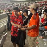 Laga Selesai, Kepedulian Berlanjut: The Jakmania Bersihkan Sampah di Tribun GBK