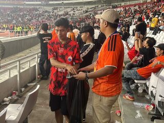 Laga Selesai, Kepedulian Berlanjut: The Jakmania Bersihkan Sampah di Tribun GBK