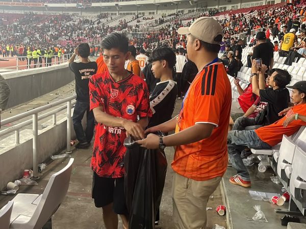 Laga Selesai, Kepedulian Berlanjut: The Jakmania Bersihkan Sampah di Tribun GBK