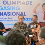 Bupati Halmahera Tengah Dr. Ir. Ikram Malan Sangadji, M.Si., didampingi Kepala Dinas Pendidikan Halmahera Tengah Muksin Ibrahim, S.Pd., M.M. (kanan), memberikan keterangan kepada awak media usai pembukaan Olimpiade Matematika Gasing Nasional 2026 di Ternate, Senin (5/10/2026). (Foto: Dok. Pemda Halteng)