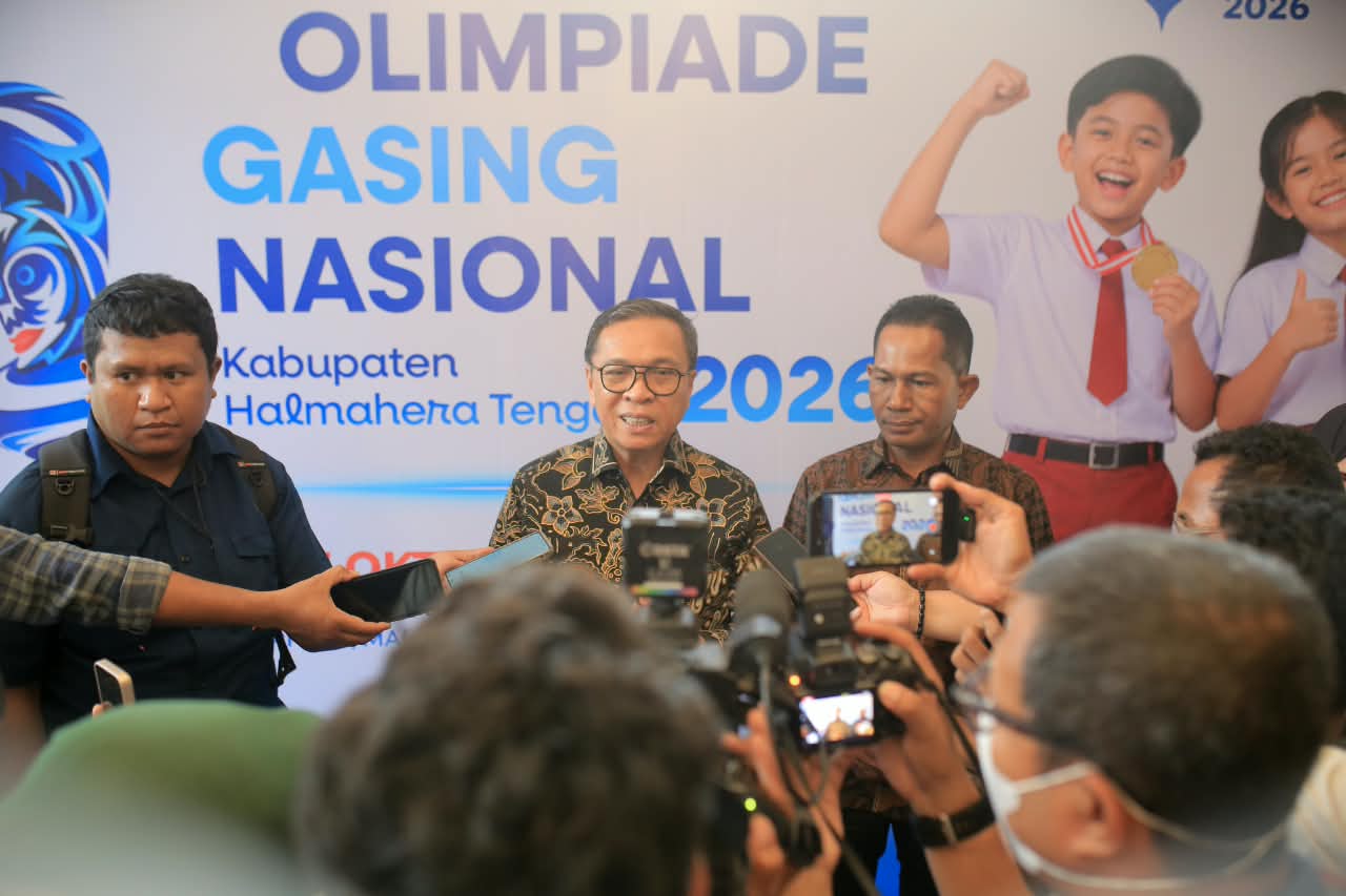 Bupati Halmahera Tengah Dr. Ir. Ikram Malan Sangadji, M.Si., didampingi Kepala Dinas Pendidikan Halmahera Tengah Muksin Ibrahim, S.Pd., M.M. (kanan), memberikan keterangan kepada awak media usai pembukaan Olimpiade Matematika Gasing Nasional 2026 di Ternate, Senin (5/10/2026). (Foto: Dok. Pemda Halteng)