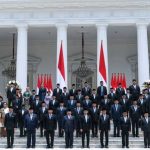 Foto Bersama Kabinet: Presiden Prabowo Subianto, Wakil Presiden Gibran Rakabuming Raka, dan jajaran menteri usai pelantikan di halaman Istana Merdeka, Jakarta. (Foto: IT Consultant)