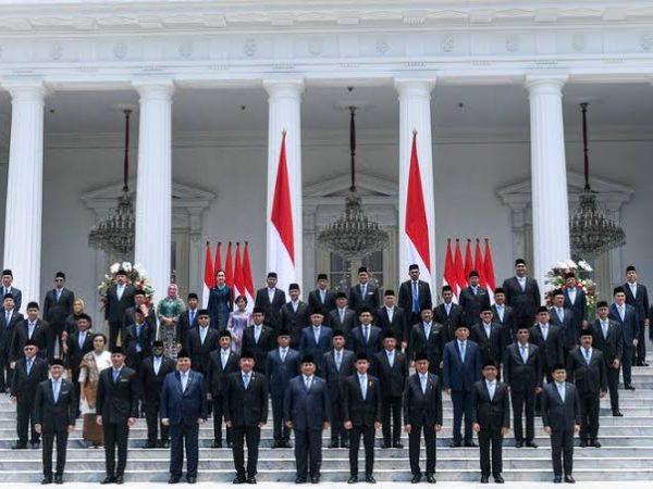 Prahara Konstitusi di Titik Nadir: Menakar Legitimasi Istana Pascaputusan MK