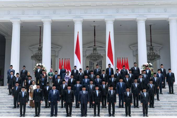 Foto Bersama Kabinet: Presiden Prabowo Subianto, Wakil Presiden Gibran Rakabuming Raka, dan jajaran menteri usai pelantikan di halaman Istana Merdeka, Jakarta. (Foto: IT Consultant)