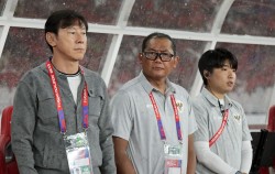 Pelatih Timnas Indonesia, Shin Tae-yong dan Manager, Sumardji pada pertandingan Indonesia vs Jepang, Stadion GBK Jakarta, Jumat (15/11). Foto : Viralterkini.id/M Ary K