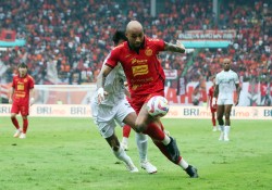 Tampak Carlos Almeida, Persija saat bertanding. Foto : Viralterkini.id/mak