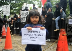 Demo Ultras Garuda di Depan Kantor PSSI_Foto Viralterkini (10)