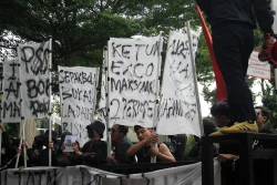 Demo Ultras Garuda di Depan Kantor PSSI_Foto Viralterkini (7)