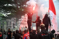 Demo Ultras Garuda di Depan Kantor PSSI_Foto Viralterkini (9)
