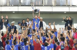 Kapten Persib Bandung Marc Klok mengangkat Trophy BRI Super League 2025-2025 (Foto Ady Sesotya)
