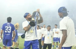 Layvin Kurzawa mencium trophy BRI Super League