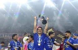Thom Haye mengangkat Trophy BRI Super League (Foto Ady Sesotya)