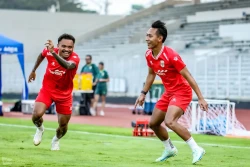 Beckham Putra dan Saddil Ramdani saat official training di stadion Madya (8 Juni 2026) jelang melawan Mozambik (foto - Ady Sesotya)