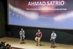 Head of Marcom Sound Rythm Ahmad Satrio (tengah) saat konferensi pers Aston Villa Indonesia Tour 2026