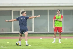 John Herdman saat memimpin latihan Tim Nasional jelang FIFA Match Day melawan Oman (foto - Ady Sesotya)