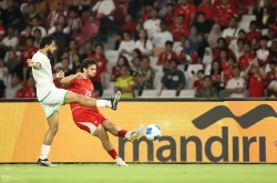 Nathan Tjoe A-On berusaha melewati pemain Oman ( foto - Ady Sesotya)