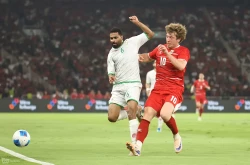 Ole Romeny berduel dengan poemain Oman (foto - Ady Sesotya)