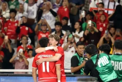 Ole Romeny dan Ragnar Oratmangoen merayakan gol Indonesia ke gawang Mozambik (foto - Ady Sesotya)