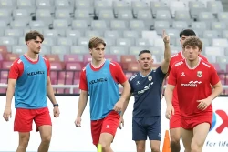 Pelatih Kepala Timnas Indonesia, John Herdman memberikan instruksi kepada para pemain. (foto - Ady Sesotya)