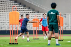 Pelatih Kepala Timnas Indonesia John Herdman memberikan instruksi saat official training di stadion Madya (8 Juni 2026) jelang melawan Mozambik (foto - Ady Sesotya)
