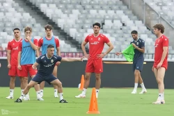 Pelatih Timnas Indonesia, John Herdman memberikan instruksi kepada para pemain. (foto - Ady Sesotya)