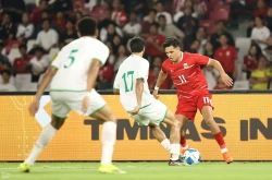 Ragnar Oratmangoen mencoba menembut pertahanan Oman (foto - Ady Sesotya)