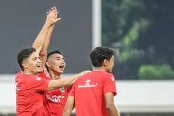 Ragnar Oratmangoen(kiri) saat latihan Tim Nasional jelang FIFA Match Day melawan Oman (foto - Ady Sesotya)
